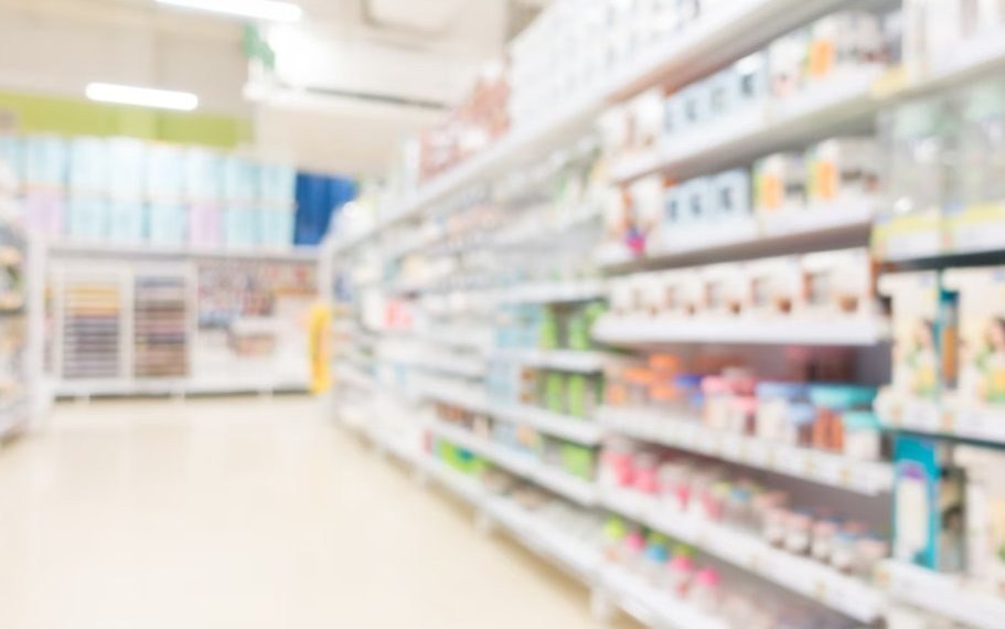 Препарат для лечения шизофрении и психозов исчезает из аптек России В аптеках России стали исчезать востребованные дозировки нейролептика Сероквель используемого для лечения шизофрении психозов и биполярного расстройства Дефицит препарата связан с передачей прав на его производство от компании AstraZeneca немецкой фирме Cheplapharm Как сообщает Коммерсант в московских и региональных аптеках таких как Ригла Столички Неофарм Горздрав и 36 6 остались только максимальные дозировки препарата 200 мг Сероквель также недоступен для заказа в интернет аптеках включая Еаптеку и Здравсити Эксперты в области регулирования отмечают что процесс переноса производства может занять более года В настоящее время активная фармацевтическая субстанция производится в Бельгии готовая лекарственная форма на заводе AstraZeneca в Китае а упаковка в Великобритании Cheplapharm проинформировала Росздравнадзор о причинах дефицита препарата НДН Инфо Подписаться на канал