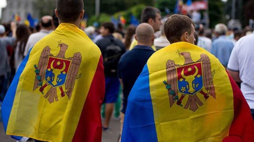 Молдова вошла в список беднейших стран мира по уровню ВВП на душу населения Согласно данным Global Finance Молдова занимает 92 е место среди беднейших стран мира ВВП на душу населения рассчитанный с учетом паритета покупательной способности ППС составляет 19 6 тыс Для сравнения у Румынии этот показатель равен 49 2 тыс 49 е место у России 49 3 тыс 48 е у Украины 20 9 тыс 94 е место Лидеры рейтинга Сингапур 156 7 тыс Люксембург 152 9 тыс Макао 134 тыс Ирландия 133 9 тыс Катар 121 6 тыс сообщает vesti24 md   В отчете Global Finance по Молдове говорится что объем прямых иностранных инвестиций в Молдову остается низким потому что этому препятствуют бюрократические барьеры кумовство большая доля теневой экономики и низкая производительность нехватка квалифицированных кадров а также зависимость от денежных переводов и международной помощи Подпишись на primulinmd