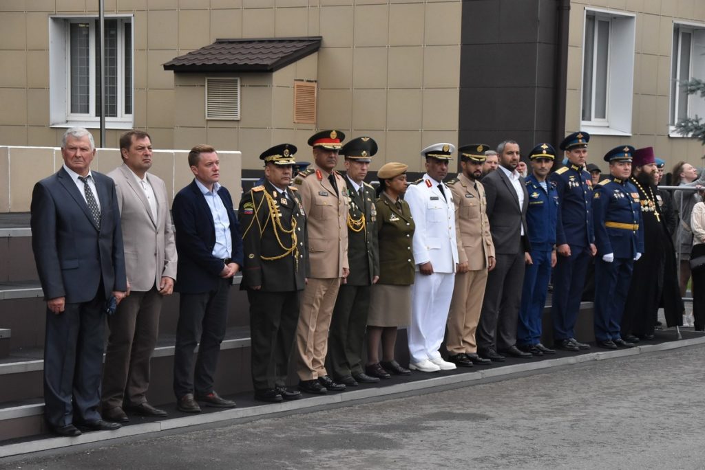 В Рязани состоялся выпуск прапорщиков В Рязанском гвардейском высшем воздушно-десантном командном училище имени генерала армии В.Ф. Маргелова прошло торжество, посвященное 20-му выпуску прапорщиков. От имени губернатора Павла Малкова собравшихся приветствовал первый зампред правительства региона Денис Боков. – Десантники были, есть и будут элитой российских войск. Несите это звание с честью. Всегда гордитесь вузом, который окончили. Среди выпускников рязанского училища ВДВ более 200 Героев Советского Союза и России, 65 Героев – участников специальной военной операции. Не забывайте родное училище и нашу Рязанскую землю, – сказал Денис Боков. К десантникам обратились врио Командующего Воздушно-десантными войсками Сергей Чубарыкин и начальник училища Олег Пономарев. Поздравление с выпуском из училища военнослужащих направил Командующий воздушно-десантными войсками Герой России Михаил Теплинский. Текст: Михаил Скрипников