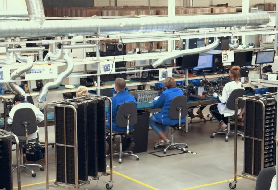 Ростелеком перенес производство своих телевизионных приставок из Китая в Калининградскую область Первую партию устройств из 20 000 штук заказчику направят в январе 2026 года Всего будет собрано 70 000 ТВ приставок В состав каждой приставки входит четырехъядерный процессор 2 ГБ оперативной памяти и встроенное хранилище объемом 16 ГБ с возможностью расширения через USB Подробнее   Подпишись на MASHNEWS