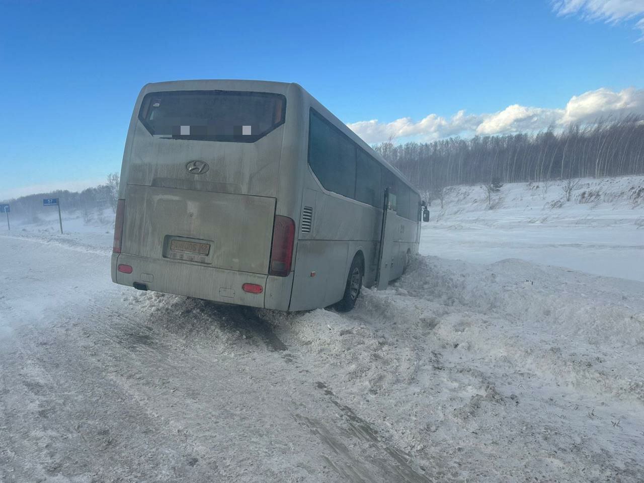 Председатель Следственного комитета России Александр Бастрыкин потребовал доклад о ДТП с пассажирским автобусом в Новосибирской области. Об этом рассказали в пресс-центре СКР.  В СМИ сообщается, что на автомобильной трассе Барнаул-Новосибирск пассажирский автобус из-за неблагоприятных погодных условий съехал в кювет. По предварительным данным, пострадавших нет,  – сообщили в следкоме.  Региональные следователи уже начали проверку по статье 238 УК РФ – выполнение работ или оказание услуг, не отвечающих требованиям безопасности. Евгений Долгалев, глава СУ СКР по НСО, должен предосатвить Бастрыкину доклад о результатах проверки.  #новосибирск