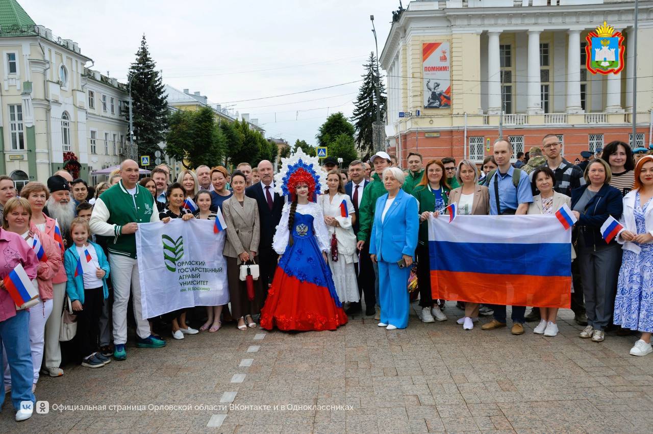 В Орле состоялась церемония торжественного поднятия Государственного флага РФ в честь Дня России. В ней приняли участие заместитель Губернатора Орловской области в Правительстве Орловской области по внутренней Ирина Патронова и участник специальной военной Андрей Стрелков. «В Год защитника Отечества, в нынешний судьбоносный период день 12 июня наполняется особым смыслом. Это ещё один символ единства и сплочённости Русского мира, представителей всех наций и народностей нашей необъятной Родины. Это символ решимости в борьбе с врагом», - подчеркнула она. Торжества по случаю Дня России проходят во всех муниципальных образованиях Орловской области. #Орловскаяобласть #ДеньРоссии