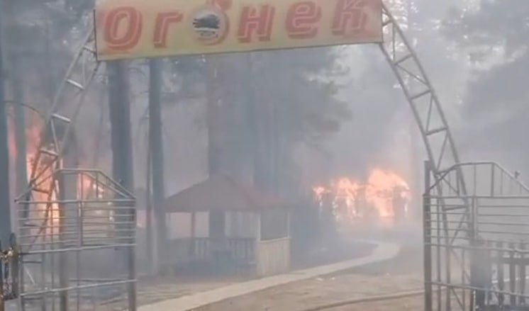 Из-за лесных пожаров в Забайкалье перенесли открытие четырех детских лагерей, пока на неделю. Еще один детский лагерь сгорел. Все лагеря расположены в лесных массивах Читинского округа, где действуют ограничения на посещение. Открытие смен рекомендовано отложить до 4 июня. Обеспечение безопасности – приоритет. Нужно просчитать риски и заранее предусмотреть меры, чтобы не допустить ЧП, – завил глава регионального МЧС Николай Басов. По прогнозу синоптиков, в начале июня в регионе пройдут сильные дожди с грозами и градом. Это может повлиять на пожароопасную обстановку.