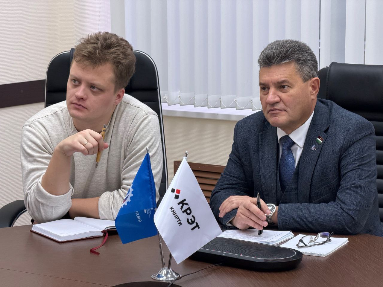 Состоялось заседание экспертного совета Комитета ГД РФ по промышленности и торговле 12 декабря Председатель РО Союза Машиностроителей России Андрей Анатольевич Новиков принял участие в Расширенном заседании экспертного совета Комитета ГД РФ по промышленности и торговле по развитию биотехнологий фармацевтический и медицинской промышленности при участии руководителей аппаратов РО Союза машиностроителей России Выступающие зачитали доклады на тему Использование уникальных компетенций предприятий ОПК для создания высокоточной медицинской продукции На заседании выступил председатель Комитета по развитию перспективных компетенций в сфере профессионального образования управления персоналом и социальной политики Союза машиностроителей России заместитель генерального директора Государственной корпорации Ростех член Бюро Ассоциации Лига содействия оборонным предприятиям Николай Волобуев Его доклад был посвящён реализации программ трудоустройства ветеранов СВО на предприятия Ростеха А также мерах поддержки участников боевых действий поступающих от предприятий Ростеха и Союзмаша Участники заседания выслушали доклады представителей разных ОПК страны Опыт реализуемый на этих предприятиях очень ценен и удостоен внимания Даже от тех организаций которые не имеют отношения к медицине и фармакологии Представители медицинских организаций рассказали как далеко продвинулись отечественные технологии и производство в отрасли разработки отечественных приборов медицинской диагностики изделий и товаров А также какие проблемы сейчас наличествуют в этой сфере Практики мер поддержки ветеранам СВО повсеместно реализуются на разных предприятиях страны Но несмотря на это вопрос переобучения и трудоустройства ветеранов по сей день остаётся одним из актуальных а значит приоритетных Директор по управлению персоналом госкорпорации Ростех Юлия Цветкова предложила решение проблемы переобучения ветеранов СВО необходимо создать ЕДИНЫЙ РЕЕСТР ОБРАЗОВАТЕЛЬНЫХ ПРОГРАММ для быстрой и качественной профессиональной адаптации бывших военнослужащих В конце заседания были выслушаны предложения представителей ОПК страны которые по их мнению необходимо реализовать для формирования комфортной и стабильной динамики развития СоюзМаш СоюзМашКалуга