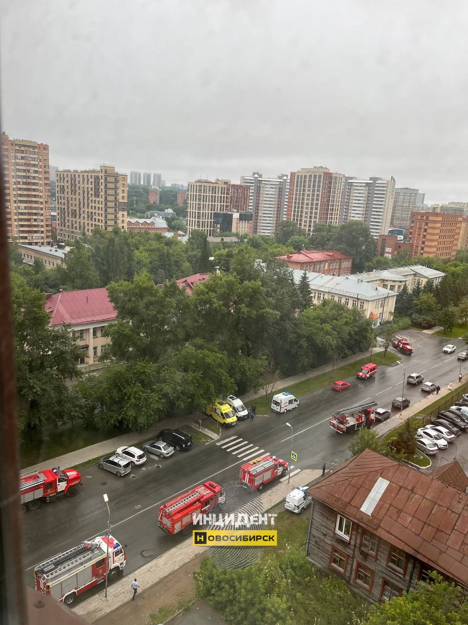 В Новосибирске голый мужчина выпал из горящей квартиры на 24-м этаже Пожар произошёл утром 15 июля в высотке на улице Романова, 60/1. По словам очевидцев происшествия, в какой-то момент из окна выпал обнаженный мужчина. Он разбился насмерть. На вид погибшему было около 30 лет. Он снимал квартиру в этом доме. В ГУ МЧС по Новосибирской области сообщили, что квартира была полностью охвачена огнём. Из горящего дома самостоятельно успели эвакуироваться 8 человек. Ещё троих вывели спасатели. Открытое горение было ликвидировано за 50 минут. На месте происшествия работали 47 пожарных и 17 единиц техники. Обстоятельства гибели новосибирца выясняют следователи регионального Следственного комитета. Горсайт