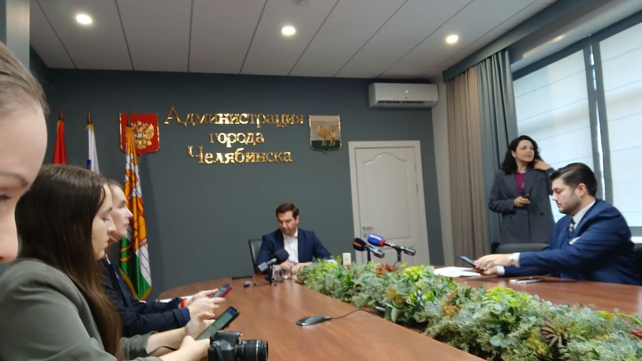 Сегодня глава Челябинска Алексей Лошкин проводит большую пресс конференцию Один из вопросов касался проблемы бездомных животных По словам градоначальника с 1 января отловом бродячих собак займется новая муниципальная структура и действовать она будет оперативно