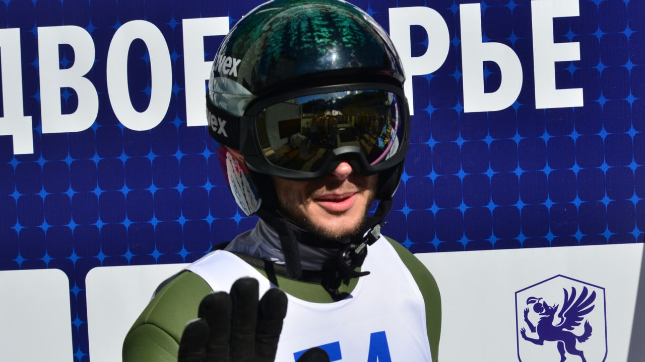 Российские прыгуны с трамплина и двоеборец не выступят на ОИ из за задержки с получением виз Об этом Матч ТВ рассказал президент Федерации прыжков на лыжах с трамплина и лыжного двоеборья России Дмитрий Дубровский Ранее прыгуны с трамплина Данил Садреев и Михаил Назаров а также двоеборец Артём Галунин получили нейтральный статус от FIS Судя по всему они действительно не смогут принять участие в ближайшей Олимпиаде Просто не получили визы для въезда в Европу хотя всё было готово И с FIS все вопросы проговорили касающиеся правил и экипировки но упёрлись в вопрос с визой Ответ от итальянского консульства визы получим только на следующей неделе После выезда в Европу нам нужно было сделать обязательные промеры через 3D скан а без них мы не можем даже в Японию в Саппоро на заключительные квалификационные этапы по прыжкам вылететь Но без заезда в Вену куда FIS был готов привести оборудование для промеров мы не можем вылететь в Японию news matchtv РИА Новости Игорь Онучин