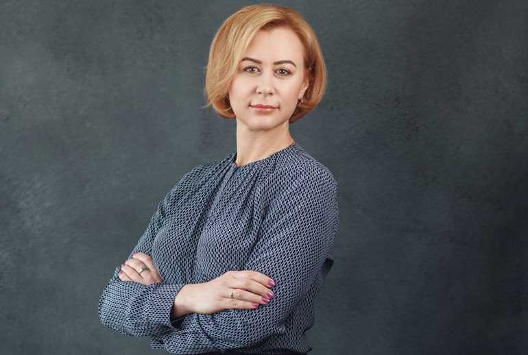 Новым генеральным директором Ситилинк назначена Елена Шамбер. Согласно данным rusprofile, Елена Шамбер вступила в должность 4 августа 2025 года. Ее назначение является внутренним повышением. С 2016 года она работала в компании на посту директора по корпоративным продажам, а ранее занимала должность управляющего директора сети в Красноярске. На этом посту Шамбер сменила Александра Лозовского, который возглавлял Ситилинк с ноября 2022 года. Назначение руководителя с опытом в корпоративных продажах может свидетельствовать о стратегическом фокусе компании на усилении позиций в B2B-сегменте. Этот сектор является одним из ключевых направлений роста для крупных ритейлеров электроники в условиях высокой конкуренции на потребительском рынке.