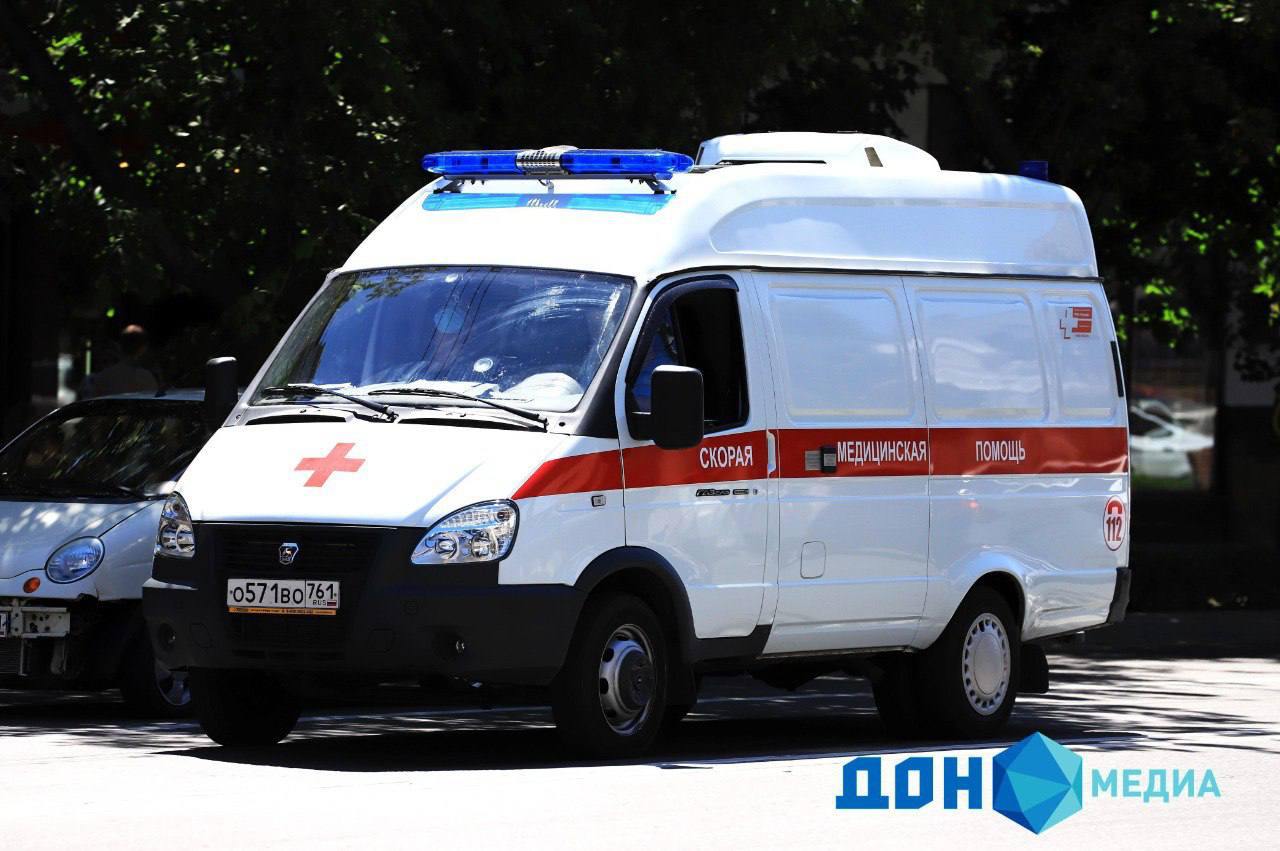 Пожилой мужчина умер на улице Ростова из за оторвавшегося тромба В Ростове на улице Вильнюсской пожилой мужчина умер из за оторвавшегося тромба На место происшествия выехал глава администрации Первомайского района города Ростова на Дону Сергей Ковшиков Сегодня в нашем районе на тротуаре на улице Вильнюсской умер пожилой мужчина Лично выехал на место происшествия написал Ковшиков в своем телеграм канале На место оперативно прибыли сотрудники скорой помощи По предварительным данным причина смерти оторвавшийся тромб Глава администрации района выразил слова соболезнования родным и близким погибшего ИА ДОН 24 Отправить новость