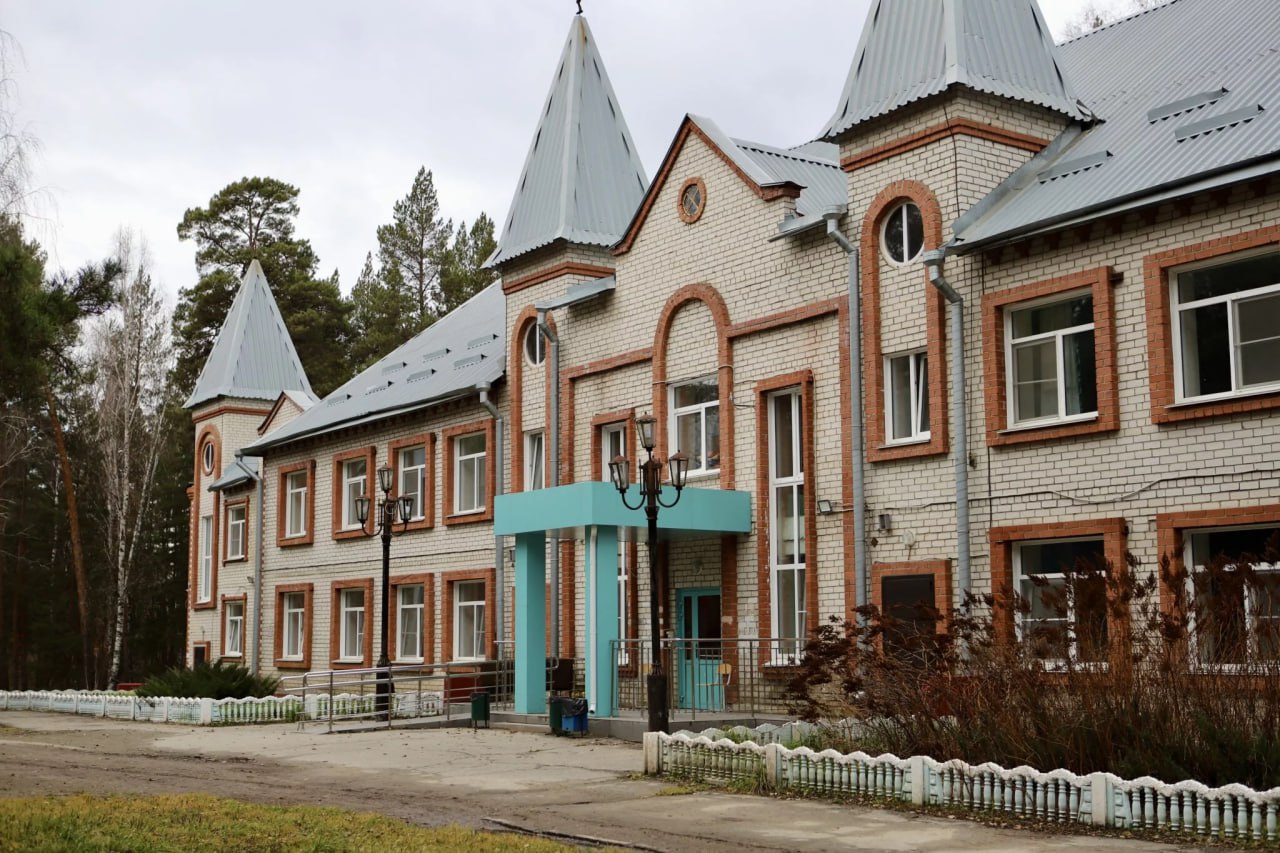 В Челябинской области увеличат количество детских лагерей работающих круглый год К Алексею Текслеру на прямой линии обратилась мать двух южноуральских героев СВО награжденных посмертно орденами Мужества Альфида Амирова Она рассказала что оздоровительный лагерь имени Баймурзина в Кунашакском районе нуждается в серьезном обновлении Глава региона взял этот вопрос на контроль и сообщил о планах по модернизации других учреждений для детского отдыха Регион активно участвует в федеральной программе по строительству новых корпусов детских лагерей Мы продолжим Несмотря на все сложности эту программу Есть задача увеличивать количество лагерей которые могут работать круглогодично Есть лагеря которые мы перевели на такую систему В планах строить новые корпуса и по два три лагеря переводить на такой режим отметил Алексей Текслер Губернатор добавил что Челябинская область продолжит инвестировать значительные суммы в поддержку лагерей и сохранит льготные программы Фото chelduma ru Подписывайтесь на Вести Южный Урал в MAХ