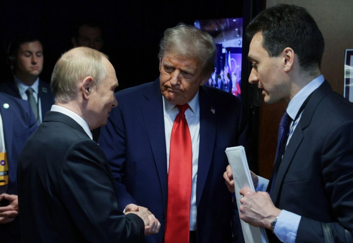 В Кремле раскрыли детали часового разговора Путина и Трампа по телефону   center business magazine online fn 1778497 html Помощник президента России Юрий Ушаков раскрыл подробности телефонного разговора Владимира Путина и Дональда Трампа состоявшегося по инициативе американской стороны Как отметил представитель Кремля глава США предложил обсудить ряд важных вопросов накануне своих переговоров с Зеленским Беседа президентов продолжалась более часа Подписаться   Обратная связь