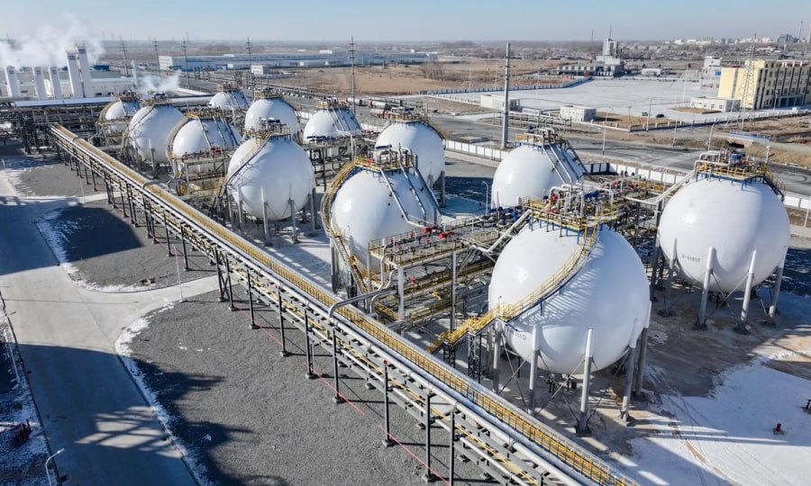 В Китае запустили крупнейший в мире интегрированный проект по производству водорода аммиака и метанола Проект также известный как Промышленный парк водородной энергетики Сунъюань фаза I был разработан при инвестициях Китайской энергетической инженерной корпорации Energy China и по данным Energy China планируется производить 45 000 тонн экологически чистого водорода 200 000 тонн экологически чистого аммиака и метанола в год В последние годы водородная промышленность Китая быстро развивается а смежные отрасли занимают лидирующие позиции в мире По данным Национального энергетического управления к концу 2024 года совокупная установленная мощность проектов по производству водорода на основе возобновляемых источников энергии во всем мире превысила 250 000 тонн в год при этом на Китай приходится более 50 процентов Подробнее   Подпишись на MASHNEWS