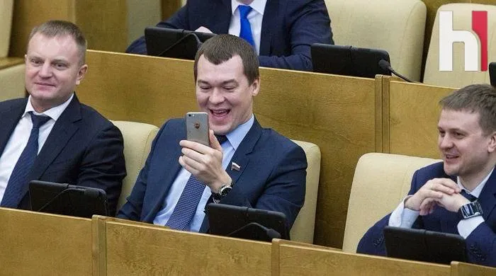 В Госдуме предложили ликвидировать Роскомнадзор Депутат Госдумы представляющий партию Справедливая Россия Анатолий Вассерман считает что Роскомнадзору в текущем его виде требуется ликвидация Я знаю по меньшей мере одно место которое надо ограничить А если удастся то вообще ликвидировать Это Роскомнадзор заявил Вассерман отвечая на вопрос о том что он думает о последних ограничениях и блокировках в интернете Он предлагает ликвидировать не столько ведомство сколько ту интерпретацию законов о защите интернета которое оно проповедует Этичный хакер