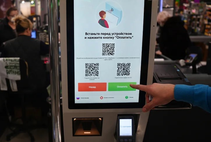 По данным Банка России за девять месяцев 2025 года количество платежей совершенных по биометрии увеличилось в девять раз по сравнению с аналогичным периодом 2024 года до 145 9 млн платежей В денежном выражении оборот вырос почти в пять раз до 112 5 млрд руб Однако такой рывок был обеспечен в том числе за счет административного драйвера обязательной биометрии для иностранцев при покупке сим карт Также на рост рынка повлияли установка новых терминалов которые могут работать с биометрией и активность самих банков jkinvest news jkinvest