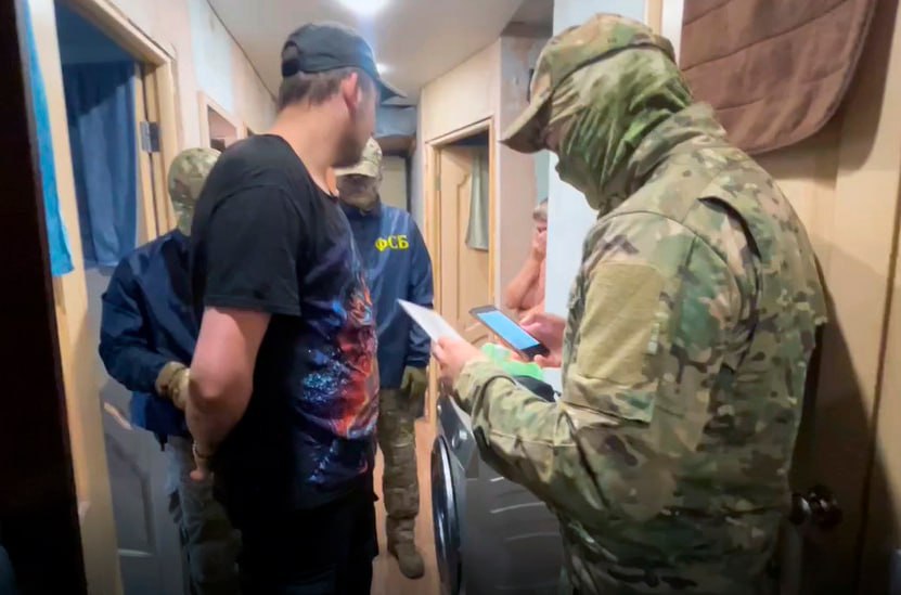 Двое жителей Криводановки сотрудничали с украинской террористической организацией В 2023 году двое молодых людей из села Криводановка встали на путь государственной измены. По данным УФСБ по Новосибирской области, они действовали по заданию запрещённой в России украинской террористической организации «Легион Свобода России». Задержанные расклеивали на улицах листовки с антироссийскими лозунгами, наносили граффити с символикой незаконного вооружённого формирования и ссылками на его ресурсы. Они вели переписку с представителями организации, отправляли отчёты о своей деятельности и получали от них инструкции и одобрение. Возбуждены уголовные дела по статьям о государственной измене и пропаганде терроризма. Оба фигуранта заключены под стражу. Фото: УФСБ по НСО Прислать новость