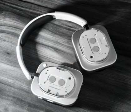 Android Headlines раскрыл характеристики Nothing Headphones  1  — до 80 часов автономной работы  Ресурс Android Headlines опубликовал все характеристики первых полноразмерных наушников бренда Nothing. Если судить только по цифрам, то компания приготовила нечто весьма конкурентоспособное. Nothing Headphones  1  будут поставляться с динамиками размером 40 мм.  Читать далее