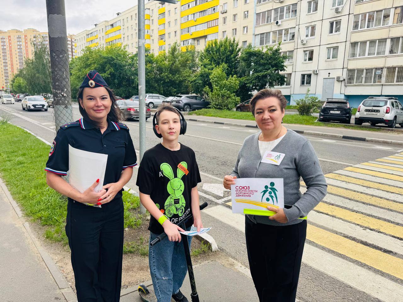  В выходные дни автоинспекторы Подмосковья провели тематические акции «Пешеходный переход» Информационно-профилактические мероприятия прошли, как в крупных городах, так и дальних округах области. Так, в г.о. Балашиха автоинспекторы и представительница региональной общественной организации «Союз безопасности дорожного движения» напомнили горожанам о правилах перехода проезжей части на нерегулируемом пешеходном переходе. Особое внимание они уделили пешеходам с маленькими детьми. Полицейские напомнили родителями о дополнительных мерах, которые требуется соблюдать при пересечении дороги. В Шаховской сотрудники Госавтоинспекции и волонтёры также вышли на дороги посёлка, чтобы рассказать пешеходам о безопасности. Главный акцент автоинспекторы сделали на ликбезы с пенсионерами. Им были даны необходимые рекомендации и тоже вручены СВЭ-браслеты. Жители округа поблагодарили организаторов акции за внимание и полученную информацию. Подробности читайте на сайте Госавтоинспекции МВД России в разделе «Московская область»
