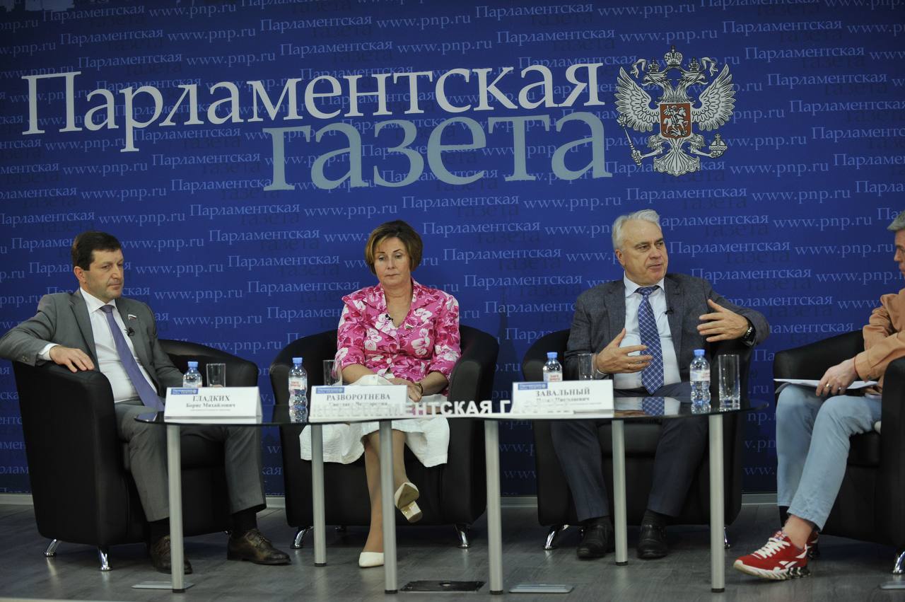 В студии «Парламентской газеты» вместе с коллегами из комитета по энергетике Павлом Завальным и Борисом Гладких обсудили перспективы массового внедрения газоанализаторов, позволяющих предотвратить взрывы газа в многоквартирных домах. Уже в ближайшее время Госдума может принять законопроект, в соответствии с которым «умные счетчики» на газ и газоанализаторы начнут устанавливать в домах за счет тарифа на газ. Предлагаем и другие меры, направленные на стимулирование установки этих устройств в домах. Например, введение требования по их обязательной установке в новых домах, установка газоанализаторов вместе с системами оповещения силами региональных и местных властей и и.п. Все эти предложения сегодня находятся в разной степени готовности, работа над ними будет продолжена.