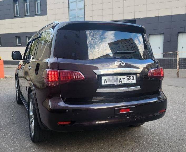 Россиянина лишили прав из за госномера на Infiniti На нём был крупный шрифт и отсутствовал флаг РФ Это заметили гаишники Водитель из Подмосковья убеждал что всё по закону но суд подтвердил нарушение буквы и цифры были больше на 3 мм В итоге мужчину лишили прав на полгода а номера заставили уничтожить