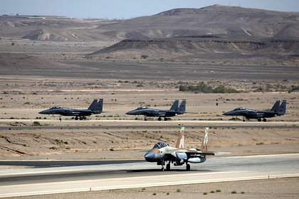 Израиль опроверг информацию о планировании совместного с США удара по Ирану Канцелярия Нетаньяху опровергла спекуляции об обсуждении ударов по Ирану с США. Об этом со ссылкой на канцелярию главы израильского правительства пишет ТАСС. Заявление с опровержением факта таких переговоров было опубликовано в ответ на публикацию газеты The Washington Post на эту тему. Авторы статьи, ссылаясь на источники в американской администрации, выступила с утверждением, что бывшего советник США по нацбезопасности Майк Уолтц и Нетаньяху занимались планирование возможного совместного удара по Ирану. «Вопреки сообщению The Washington Post премьер-министр Биньямин Нетаньяху не имел интенсивных контактов с Майком Уолтцем по Ирану», — говорится в тексте. Авторы отметили, что Нетаньяху действительно несколько раз общался с Уолтцем во время визита в Вашингтон в феврале. В одном случае на встрече также присутствовал спецпосланник президента США Стивен Уиткофф.