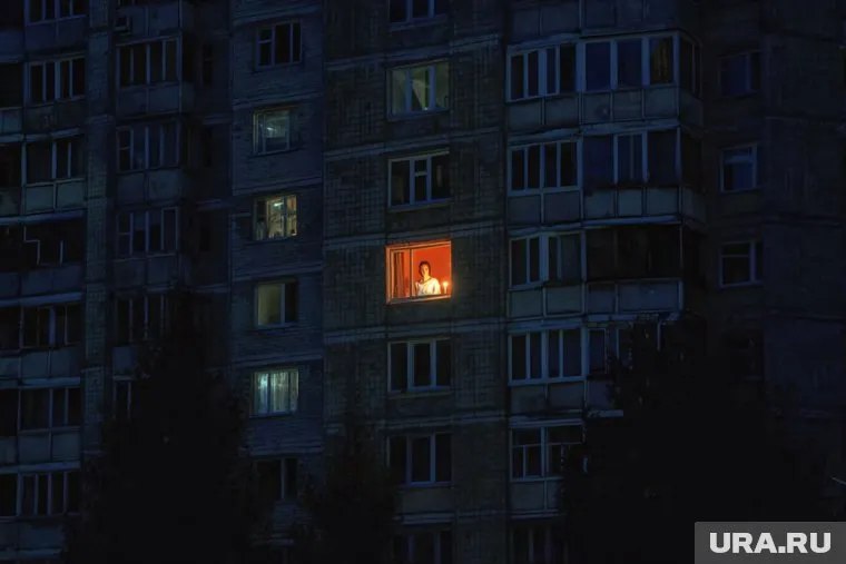 В Тюмени из окна шестого этажа выпал двухлетний ребенок В Тюмени на Московском тракте произошла страшная трагедия — из окна шестого этажа выпал двухлетний ребенок, сообщают очевидцы. По их словам, малыш скончался на месте до приезда скорой помощи. Также очевидцы уточняют, что у мальчика был брат близнец. По их словам, второй ребенок жив. В ГУ МВД России по Тюменской области направлен официальный запрос.