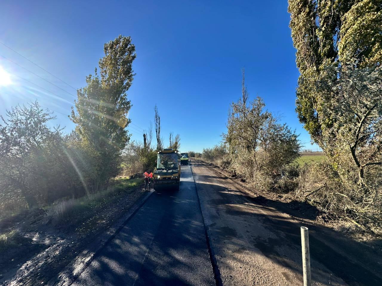 На участке Новософиевка Петровка начался ремонт дороги На участке км 74 ОМ МЗ 74 автодороги Н 206 Новософиевка Петровка начались работы по укладке выравнивающего слоя покрытия Ранее здесь было выполнено фрезерование старого асфальта Хотя данные работы входят в план 2026 года благодаря опережающему темпу реализации программы дорожного ремонта обновление покрытия стартовало уже сейчас Ход работ Протяженность участка 6 417 м Отфрезеровано 100 Уложено асфальта 3 км   Задействовано 14 единиц техники фреза укладчик катки экскаваторы 3 самосвала по месту 28 самосвалов для доставки асфальтобетонной смеси 19 дорожных рабочих 4 инженерно технических специалиста Работы ведутся подрядчиком из Геническа Движемся к обновлению дорог с опережением графика