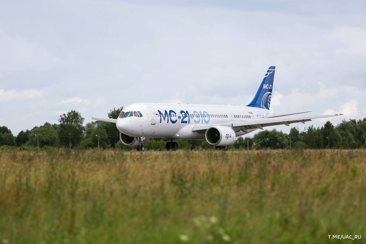 Полностью импортозамещенный самолет МС-21 должен подняться в небо в августе, сообщил Алиханов.