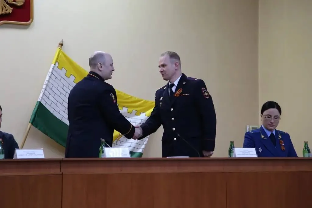 Челябинскую городскую полицию возглавил подполковник Александр Рябоконь Начальник ГУ МВД по Челябинской области генерал лейтенант Сергей Космачев представил личному составу нового руководителя Управления МВД России по Челябинску Им стал подполковник полиции Александр Рябоконь который с февраля уже исполнял обязанности начальника и по словам руководителя областного Главка показал хорошие результаты Отметим что Александр Рябоконь продолжает семейную традицию его отец отдал службе в полиции более 30 лет сестра и жена действующие сотрудницы МВД В своей речи новый начальник городской полиции пообещал сделать всё чтобы в Челябинске было безопасно