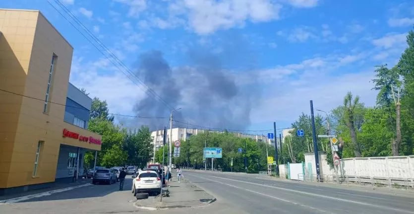 На АМЗ вспыхнул автобус В Советском районе Челябинска сегодня, девятого июня, возле поселка АМЗ заполыхал зеленый автобус. Кадрами пожара поделились очевидцы. В ГУ МЧС России по Челябинской области рассказали, что специалисты тушат загоревшийся общественный транспорт. Никто при пожаре не пострадал. URALPRESS.RU