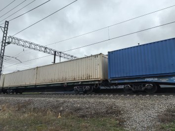 Перевозки контейнеров на сети ОАО РЖД в январе ноябре 2025 года Показатели контейнерных перевозок за январь ноябрь 2025 года по сети ОАО РЖД во всех видах сообщения снизились на 3 9 по отношению к аналогичному периоду 2024 года и составили 6 млн 911 3 тыс груженых и порожних контейнеров ДФЭ TEU Подробнее