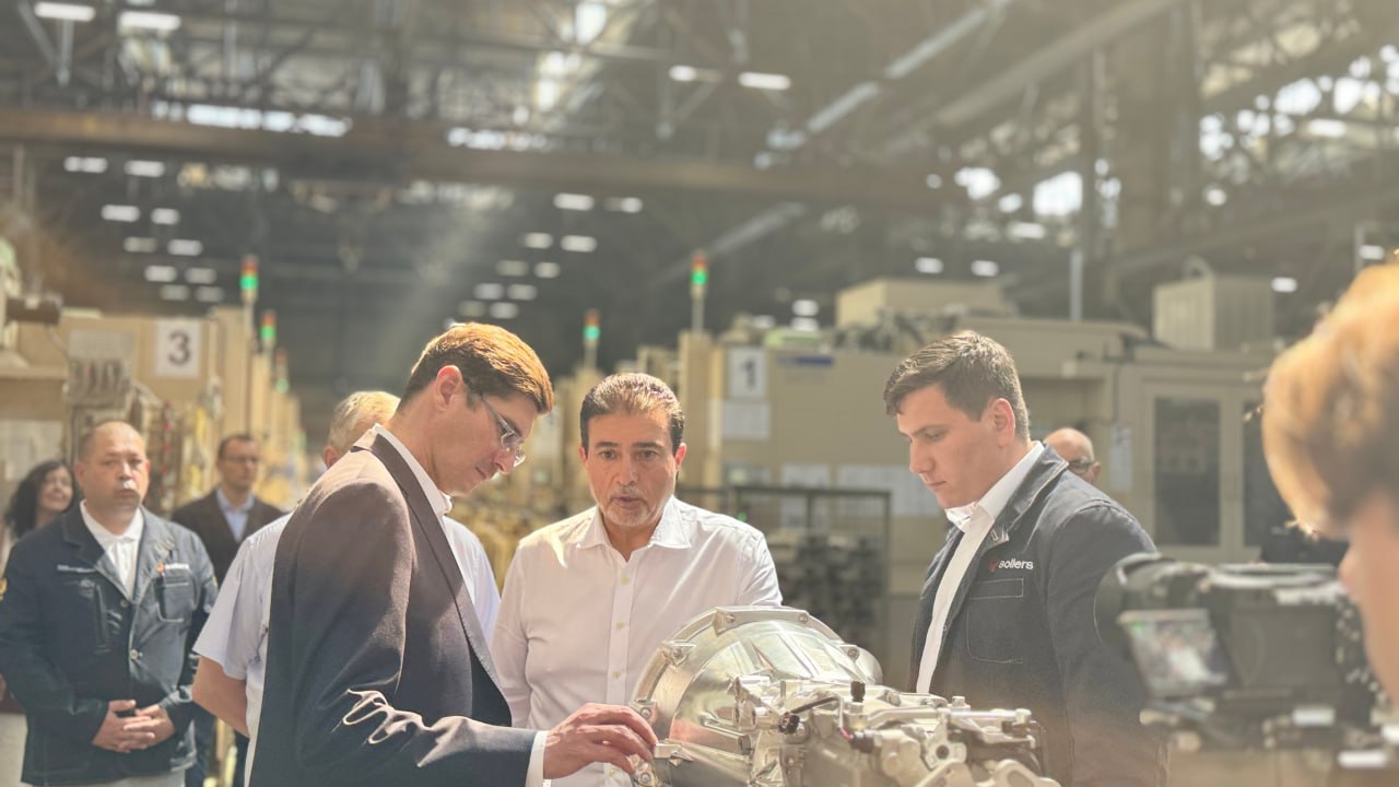Sollers начал производство раздаточных коробок JAC на принадлежащем ему Заволжском моторном заводе. Агрегат будет использоваться на пикапах Соллерс JAC , а также УАЗах моделей Патриот, Пикап и Профи. Предполагается выпускать до 20 тысяч «раздаток» в год, объем инвестиций в проект — 350 млн руб.