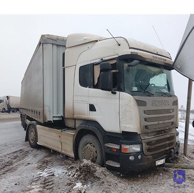 В Тольятти во время движения за рулем умер водитель большегрузного автомобиля Авария произошла в Комсомольском районе города По предварительной информации ГУ МВД России по Самарской области в 09 20 54 летний мужчина управлявший тягачом Scania с полуприцепом врезался в опору дорожного знака Точную причину смерти установит судебно медицинская экспертиза ГУ МВД России по Самарской области ГТРК Самара MAX lВК lОК lСАЙТ