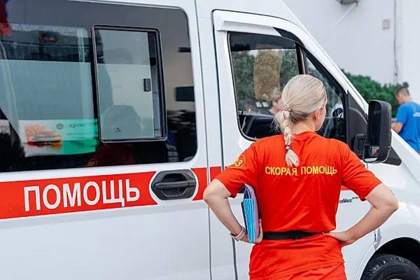 Чиновник прижег себе гениталии утюгом, проиграв 300 000 в казино в Сочи Чиновник из Башкирии проиграл 300 тысяч рублей в казино в Сочи, после чего прижег себе гениталии утюгом. Об этом сообщает ИА «Регнум». Как пишет издание, мужчину экстренно госпитализировали. Медики диагностировали у него инфицированный контактный ожог живота, паха, обоих бедер, полового члена и мошонки, ягодиц второй и третьей степени, а также ожоги 12 процентов площади тела и множественные ушибленные раны головы, гематомы лица, рук и ног. Врачам мужчина объяснил, что якобы травмы нанес себе сам, не совладав с эмоциями после проигрыша в казино. Полиция Сочи также заинтересовалась инцидентом и начала проверку по факту произошедшего. Олег Москва