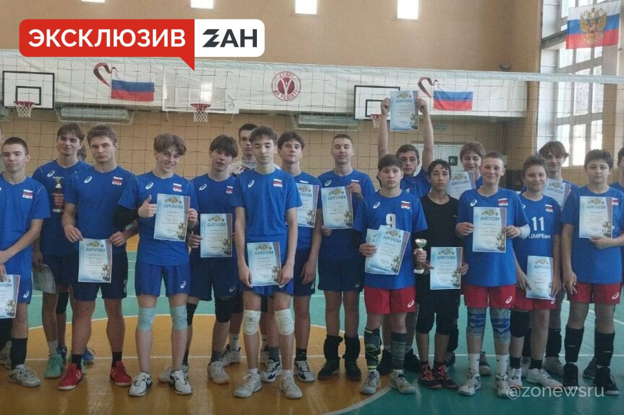 Открытый турнир по волейболу прошел среди юношей 14-16 лет в Бердянске  Открытый турнир по волейболу среди юношей 14-16 лет прошел в детско-юношеской спортивной школе  ДЮСШ  им. Назарова в Бердянске. Об этом сообщает корреспондент Запорожского агентства новостей.  «В стенах нашей спортивной школы прошел открытый турнир по волейболу среди юношей 2008–2010 годов рождения. В состязании приняло участие четыре команды: ДЮСШ-1, ДЮСШ-2, Энергодар и АГПУ. Данный турнир приурочен к 130-летию создания международного волейбола», — сообщила инструктор-методист Людмила Карпова.    Победу одержала команда ДЮСШ-1. Второе и третье место  заняли команды ДЮСШ-2 и Энергодара соответственно. Победители были награждены грамотами и кубками.  #ЗАНмолодежка     , VK и ОК и читайте новости на нашем сайте