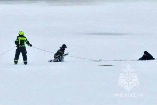 Требовал ФСБ и был крайне возбужден Утром 1 января у здания диспетчерской службы появился мужчина он кричал и требовал выезда спецслужб а лучше сразу президента Очевидцы вызвали полицию Когда экипаж прибыл на место буйный мужчина ушел от них по реке Примерно в 70 метрах от берега тот провалился под лед за ним полицейский Обоих спасатели вытащили через 7 минут полицейский переоделся и вернулся на службу буйный мужчина отправился в психиатрическое отделение Telegram Все каналы Фонтанки Max