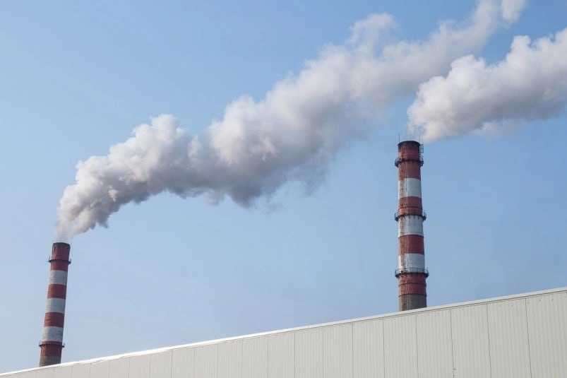 Суд отказал иркутским энергетикам в утверждении высоких тарифов на 2025 2028 годы Четвертый арбитражный апелляционный суд отказал энергетикам в апелляции по делу об утверждении тарифов в Братске которые министерство жилищной политики и энергетики Иркутской области признало высокими Суть иска ООО Байкальская энергетическая компания БЭК заключалась в требовании признать незаконным отказ министерства утвердить инвестиционную программу компании по теплоснабжению Братска на 2025 2028 годы Как следует из материалов дела БЭК направила проекты двух инвестиционных программ одна из которых предусматривала финансирование из амортизации и прибыли другая имела источник финансирование прочие Министерство отказало ссылаясь на недоступность тарифов для потребителей высокие платежи и отсутствие конкретики во втором варианте Служба по тарифам региона рассчитала что включение расходов приведет к чрезмерному росту тарифов до 32 1 в 2028 году для ЕТО в Братске превышающему предельные индексы платы граждан IrkutskMedia теперь в МАX