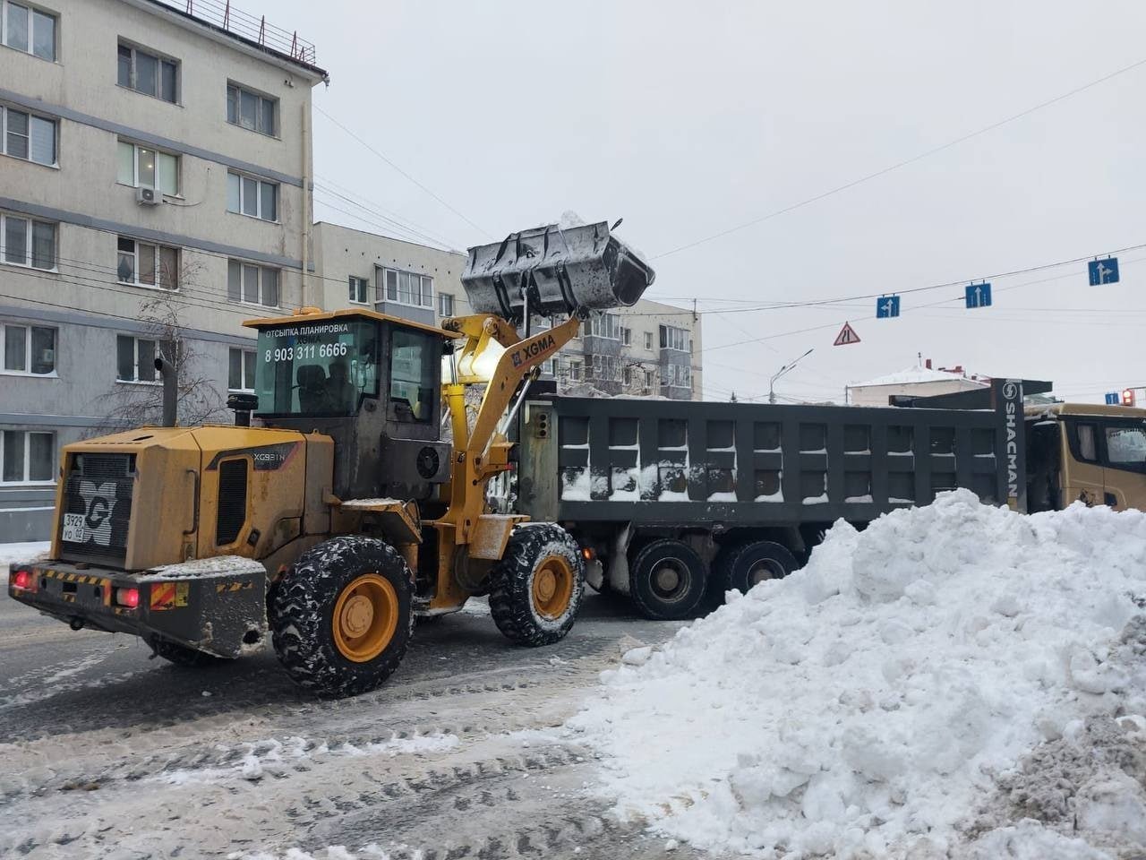 В Уфе за неделю выпало 75,5% от ежемесячной нормы осадков - Ратмир Мавлиев  За первые девять дней января в Уфе выпало 34 мм снега, что составляет 75,5% от ежемесячной нормы осадков.   Со слов мэра Уфы, сейчас коммунальные службы работают в усиленном режиме, очищая дороги, тротуары, дворы.   Моя Уфа. Подписаться   Прислать новость