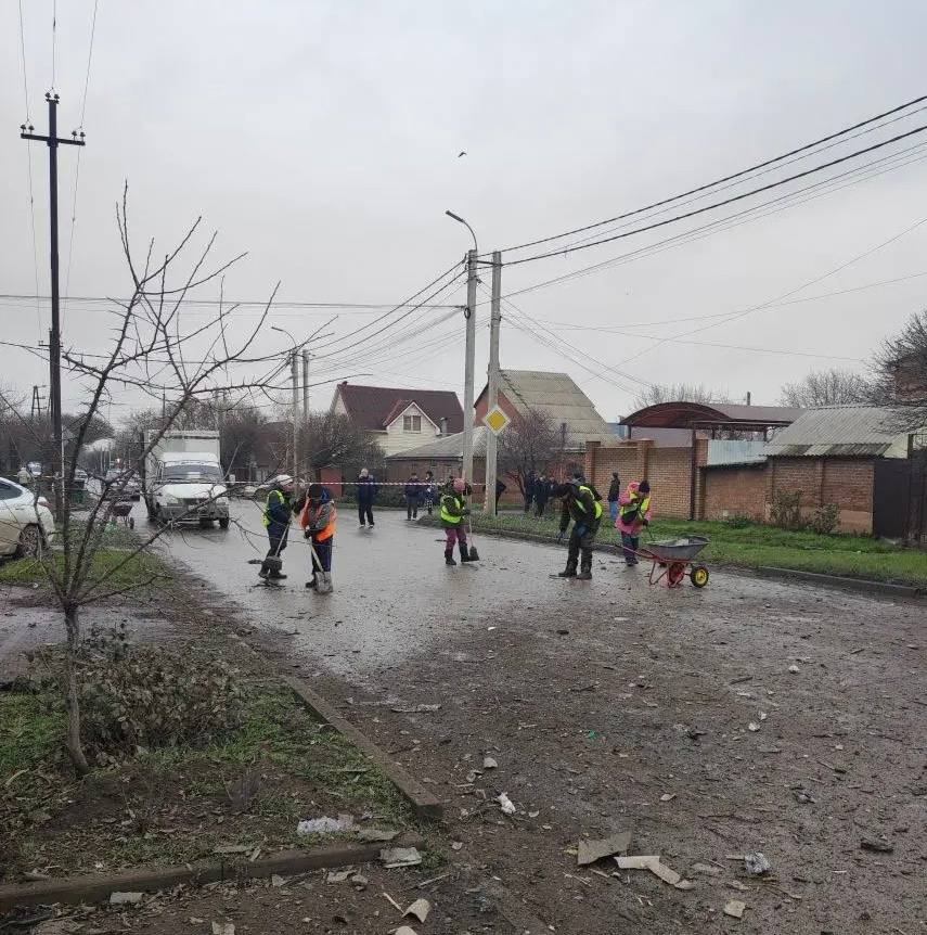 Обломки БПЛА сдетонировали в Таганроге между домами на 10 м переулке Об этом сообщила глава города Повреждено пять частных домов благо никто из людей не пострадал На место выехала комиссия по оценке ущерба Светлана Камбулова просит ни в коем случае не трогать обломки  Еще раз обращаюсь ко всем таганрожцам если вы обнаружили упавший беспилотный летательный аппарат или его обломки пожалуйста не приближайтесь к этому месту Это может представлять серьезную угрозу вашей жизни и здоровью Самое важное что вы можете сделать сразу же сообщить об этом по телефону экстренных служб 112 Подписывайтесь на МАХ присылайте новости