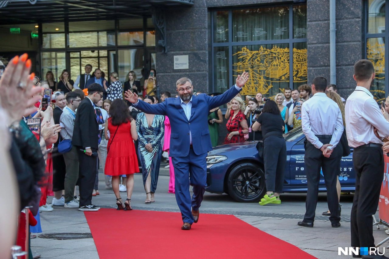 «Горький Fest» пройдет в Нижнем с 10 по 16 июля. Темой этого года станет авангард в отечественном кино и искусстве. Кинофестиваль охватит более 60 площадок по всему региону. Театр драмы, где показывают конкурсную программу, теперь станет площадкой и для просмотра внеконкурсных работ. Увеличат число сеансов и в «Рекорде». А кого из звезд ждать в Нижнем? В этом году на мероприятие приедут Никита Кологривый, Михаил Пореченков, Ксения Суркова, Лянка Грыу, Мария Кравченко, Екатерина Климова, Алексей Розин, Денис Шведов, Сергей Харченко, Юрий Коробейников, Владимир Хотиненко, Светлана Бондарчук и другие. А вы ждете «Горький Fest»? — да, и фильмы посмотреть хочу, и на звезд поглазеть — дома фильмы посмотрю Подпишись Предложи новость