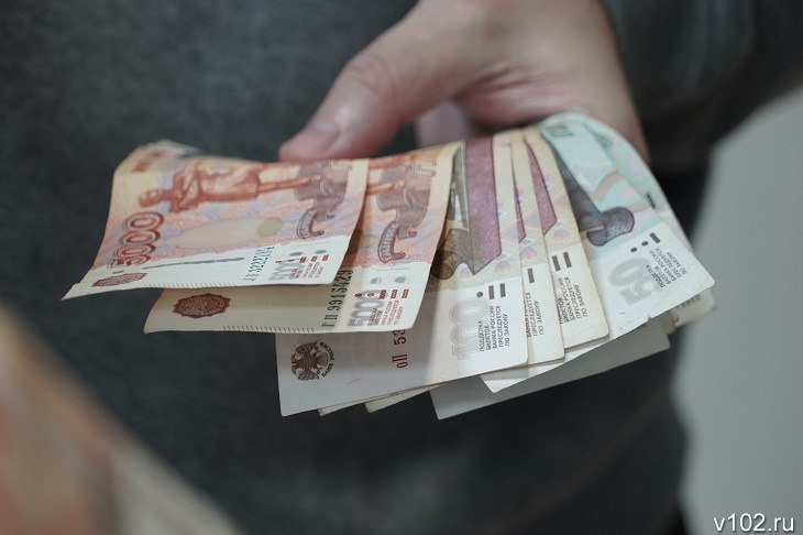 В Котовском районе Волгоградской области местный житель обвиняется в даче взятки сотруднику полиции. Как сообщает V102.RU со ссылкой на СК по региону, подозреваемый хотел откупиться за сбыт нелегальной табачной продукции. По данным следствия, мужчина, чтобы избежать наказания за хранение и сбыт немаркированной табачной продукции в особо крупном размере, решил дать взятку сотруднику правоохранительных органов для прекращения следственных мероприятий.