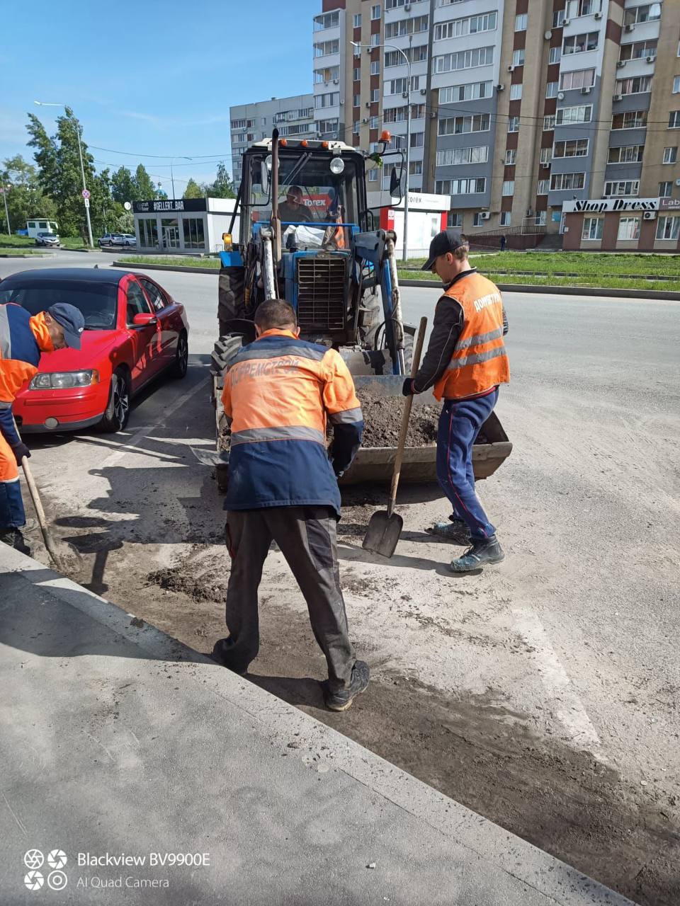 Ульяновские дорожники в выходные дни ремонтировали улицы и выполняли покос травы По поручению главы областного центра Александра Болдакина работники МБУ «Дорремстрой» приводили в порядок городскую территорию после проведения праздничных мероприятий С помощью струйно-инъекционного метода ликвидированы ямы на 14-м проезде Инженерном и проспекте Туполева. Для последующего ремонта отфрезерован участок улицы Толбухина За прошедшие выходные сделано 13 рейсов по вывозу смёта с улиц Пионерской, 154-й стрелковой дивизии и проезда Стартового. На проезде Максимова и Сельдинском шоссе организовали покос травы Подробнее