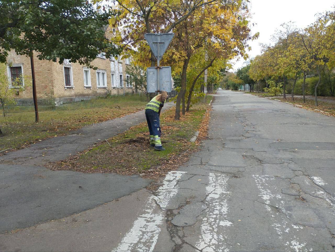 Сотрудники коммунальных служб активно продолжают работу по улучшению городской инфраструктуры   Работниками городских предприятий выполнены  дорожные работы, включая засыпку ям, которые образовались в результате износа полотна. Эти меры направлены на повышение безопасности движения и комфорт передвижения как для автомобилистов, так и для пешеходов.   Регулярное наблюдение за состоянием дорожных знаков также является важным аспектом работы, так как четкая и видимая сигнализация играет ключевую роль в организации дорожного движения и предотвращении аварий.  Кроме того, в рамках облагораживания городской территории, коммунальные службы провели вывоз мусора с территории теплиц. Данный шаг не только способствует улучшению экологии, но и помогает освободить пространство для будущих посадок и создания зеленых зон.  Коммунальные службы продолжают свою работу, нацеливаясь на создание безопасного и удобного пространства для Новокаховского городского округа!