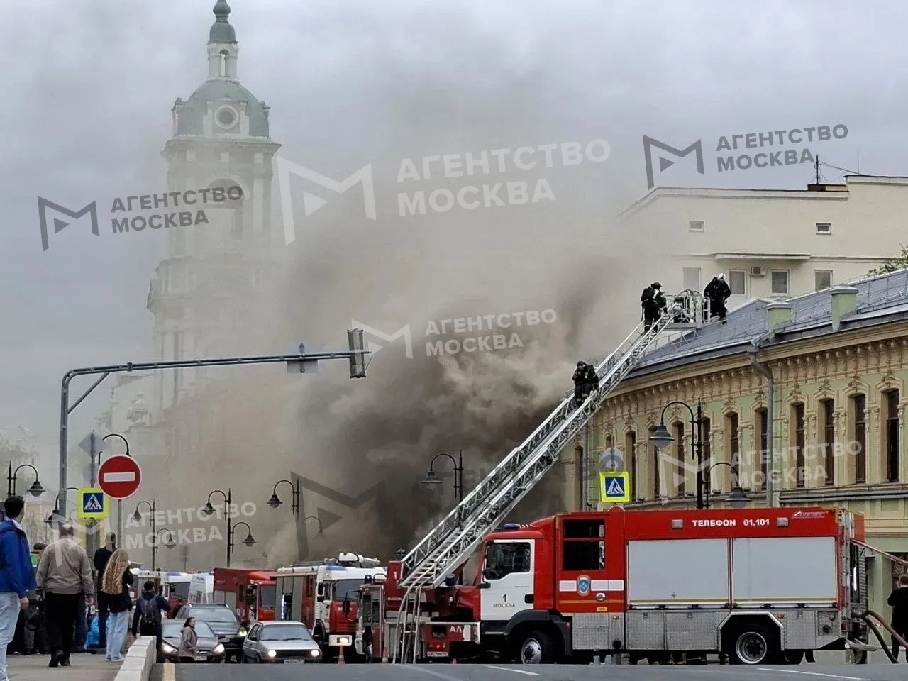 Жилой дом с лавками загорелся в Москве это дореволюционное здание начала XX века Огонь распространяется пожару присвоен 2 ранг сложности