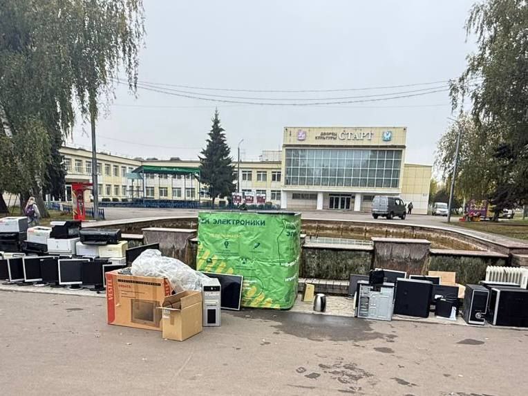Удалось собрать 6 тонн старой техники всё пойдёт на переработку На площади у дома культуры Старт в Луховицах состоялась очередная акция в рамках программы Фонда рационального природопользования по сбору старой электроники Жители города смогли избавиться от устаревших бытовых приборов и внести свой вклад в сохранение природы Мероприятие привлекло десятки местных жителей многие приходили целыми семьями чтобы поддержать инициативу и приобщиться к заботе об экологии Благодаря активности горожан за два дня проведения акции было собрано более 6 тонн старого электрооборудования от компьютеров до мелкой бытовой техники Главная цель таких акций не просто освободить пространство квартир или учреждений от ненужных гаджетов но и правильно утилизировать их ведь электронные отходы содержат тяжелые металлы пластмассу и химические соединения способные нанести непоправимый вред природе и здоровью людей прокомментировал министр имущественных отношений МО Тихон Фирсов К акциям в октябре присоединятся также Зарайск Озеры Раменское Жуковский Лыткарино Коломна Серебряные Пруды Кашира Ступино Домодедово Видное Ленинский Чехов Серпухов Пущино и Протвино С графиком вывоза в 2025 году можно ознакомиться на официальном сайте Фонда природопользования Подписаться на канал