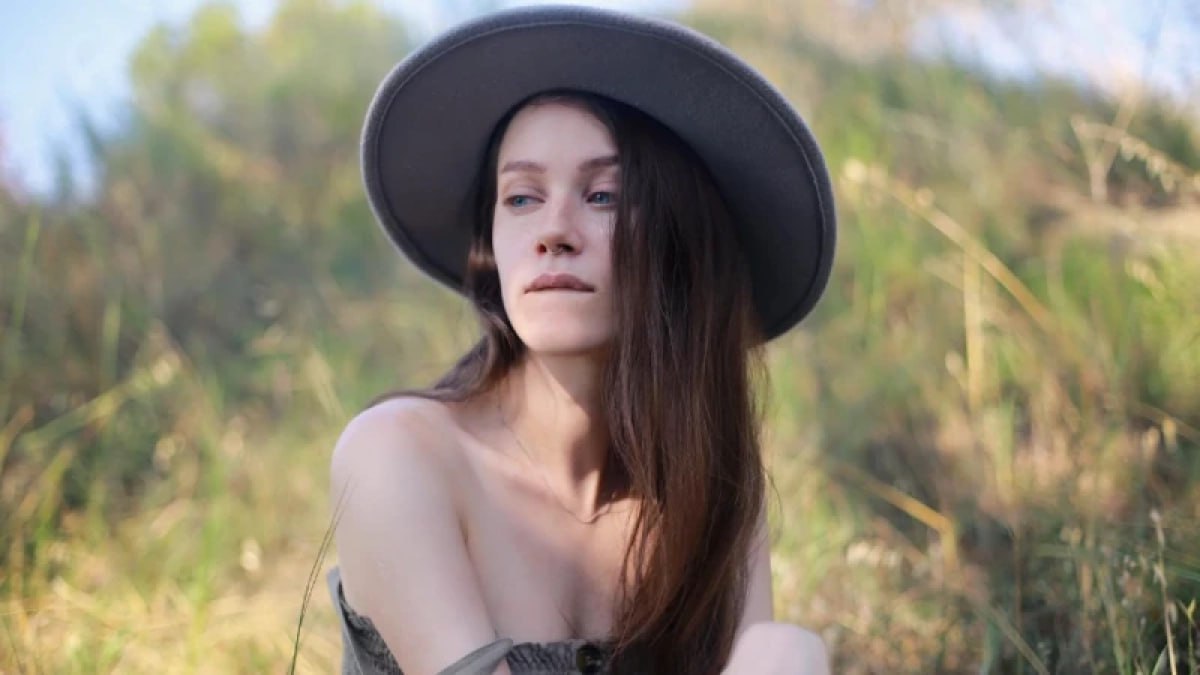 Казахстан удовлетворил запрос России об экстрадиции петербургской активистки Юлии Емельяновой Об этом стало известно вчера после визита адвоката Искандера Алимбаева в СИЗО сообщил Антивоенный комитет Власти не уведомили адвоката о выдаче постановления пишет Ковчег В Петербурге на девушку заведено дело о краже Убежище 11 сентября Юлии выдали свидетельство просителя политического убежища рассказал юрист Мурат Адам По словам правозащитников Генпрокуратура Казахстана гарантировала что до окончания рассмотрения заявления на убежище вопрос об экстрадиции рассматривать не будут 31 декабря Мурат Адам сообщил что Казахстан отказал Юлии в убежище Правозащитники обжаловали это решение Что будет дальше Правозащитники из Антивоенного комитета и Ковчега и адвокаты работают над тем чтобы не допустить выдачу девушки Срочно готовим жалобу в Верховный суд Республики Казахстан написал в фейсбуке Мурат Адам Контекст В 2021 году в Петербурге на девушку возбудили дело о краже у таксиста мобильного телефона за 12 тысяч рублей Ей грозит лишение свободы до пяти лет Правозащитники считают дело сфабрикованным по политическим мотивам В суд оно поступило летом 2022 года после чего Емельянова покинула Россию Она была объявлена в международный розыск 31 августа Емельянову задержали в аэропорту Алматы во время пересадки Чем занималась Емельянова С 2017 года она была волонтеркой в петербургском штабе Алексея Навального В эмиграции Юлия сотрудничала с проектами Emigration for Action и Just Help а также помогала российским политзаключенным Фото Антивоенный комитет Подписывайтесь на Бумагу и предлагайте новости