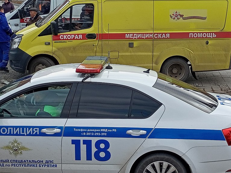 В Бурятии микроавтобус столкнулся с коммунальной дорожной машиной Сорудниками ГИБДД устанавливаются обстоятельства ДТП в Кабанском районе которое произошло сегодня утром 3 января В районе станции Боярский водитель микроавтобуса Тойота Хайс не справился с рулевым управлением и столкнулся с КДМ дорожной машиной стоявший на обочине После этого он вылетел на встречку и столкнулся с УАЗиком В результате ДТП пострадал 67 летний водитель и 46 летний пассажир автомашины УАЗ С травмами различной степени тяжести их доставили в больницу Водитель и пассажиры микроавтобуса были осмотрены на месте и от госпитализации отказались Бурятия Подробнее в Номер один Сообщить нам свою новость можно по кнопке Письмо в редакцию