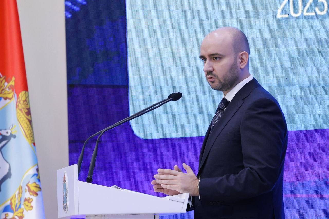 Вячеслав Федорищев подведет итоги развития региона в 2025 году Мероприятие пройдет 26 декабря в 15 00 в правительстве Самарской области Прямую трансляцию которую организуют наши коллеги из ГТРК Самара можно будет смотреть на ведущих телеканалах губернии   450   Тольятти 24   Самара ГИС   Самара 24 Трансляция также будет доступна на официальных ресурсах правительства региона в социальных сетях Самара 450 и на сайте 450media ru