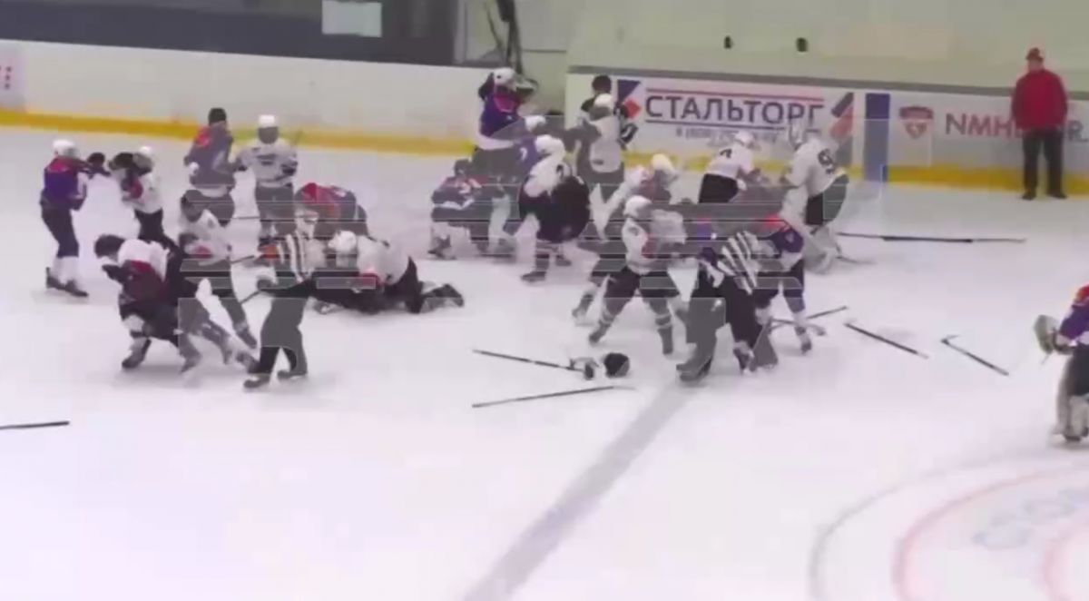 Юные липецкие хоккеисты устроили драку после финальной сирены   newslipetsk ru fn 1803940 html В Липецке хоккейный матч Первенства ЦФО завершился массовой дракой Что спровоцировало конфликт и кто понесёт наказание подробности в материале   Прислать новость Подписаться