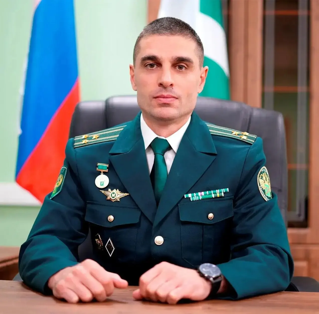 Хачатур Хрхрян официально возглавит Луганскую таможню с 17 апреля Ранее с апреля 2025 года он исполнял обязанности начальника В таможенных органах Хрхрян работает с 2004 года профессиональный путь начал с должности инспектора Ростовского автотранспортного таможенного поста позже занимал руководящие должности в Новороссийской таможне