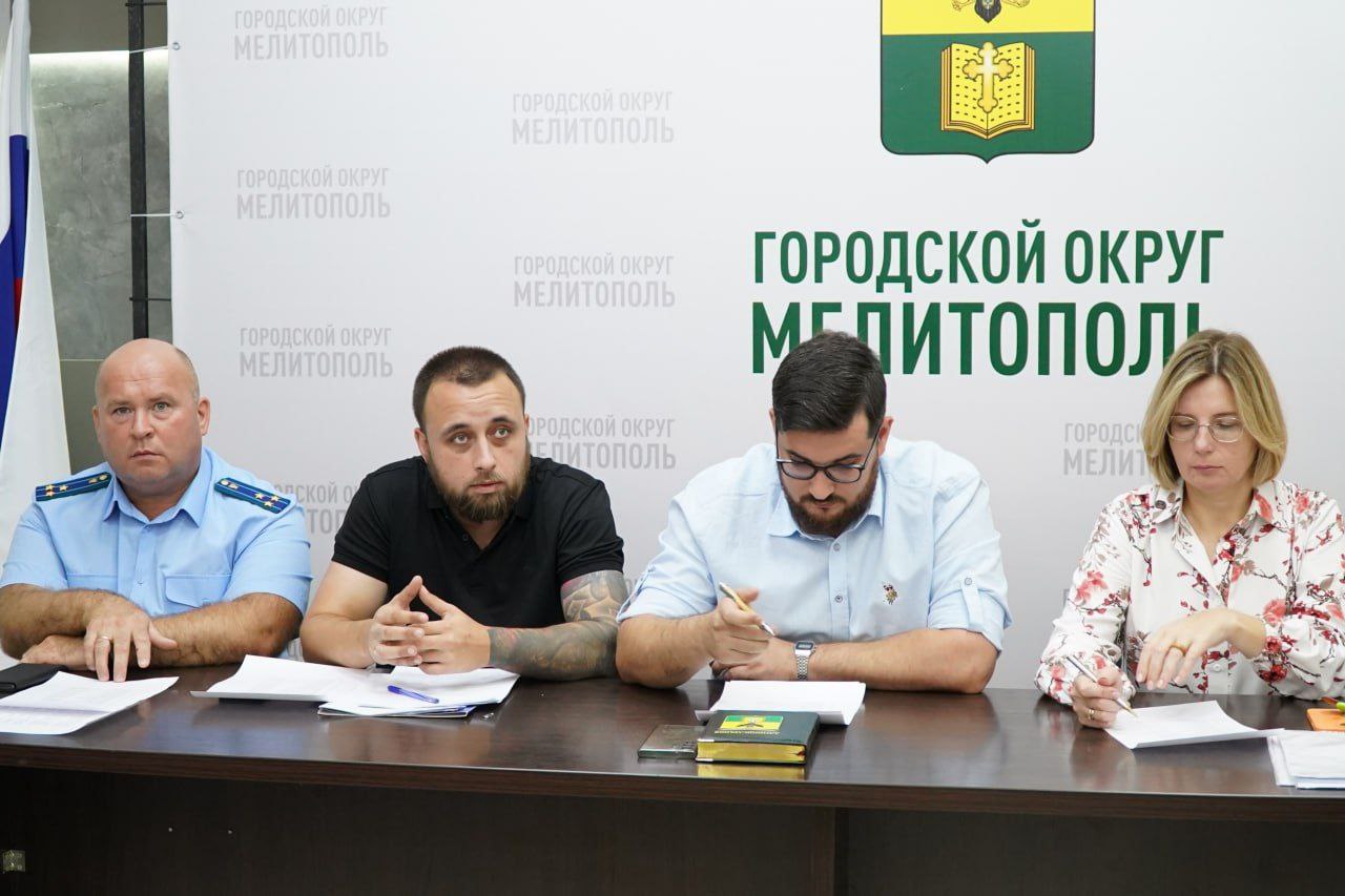 Продолжаем защищать права работников  В администрации городского округа Мелитополь прошло очередное заседание рабочей группы по противодействию нелегальной занятости с участием прокурора города Мелитополя и представителя ИФНС России №1 по Запорожской области. На него приглашены 22 субъекта предпринимательской деятельности, у которых выявлены признаки нелегальной занятости.    Большинство приглашённых предпринимателей уже устранили выявленные нарушения  действующего законодательства Российской Федерации в сфере трудовых отношений и представили рабочей группе документы, подтверждающие факт официального трудоустройства наёмных сотрудников. Тем предпринимателям, которые официально не оформили  трудовые отношения, установлены кратчайшие сроки для устранения нарушений.      Это уже  шестое заседание рабочей группы с начала 2025 года. По результатам ее деятельности в  I полугодии узаконены трудовые отношения с  50-ю наёмными сотрудниками. По итогам заседания от 1 июля официально трудоустроены 35 человек. Рабочая группа продолжает свою работу.            Уважаемые предприниматели! Обращаем Ваше внимание на то, что легализация трудовых отношений позволит работодателю сохранить на местах ответственных и квалифицированных работников в условиях дефицита кадров, а также избежать нарушения трудового законодательства.   Администрация городского округа Мелитополь     Обратная связь